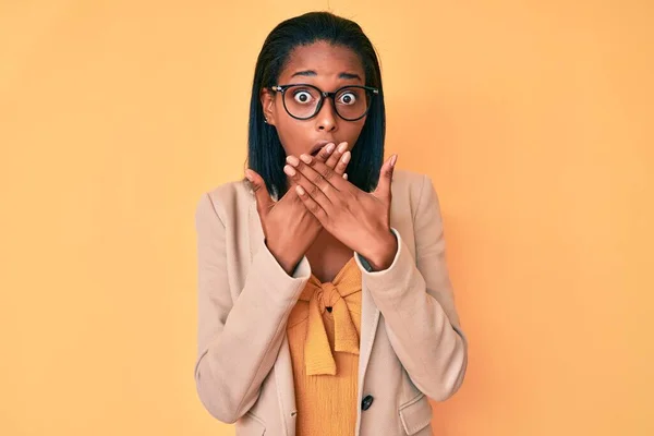 Junge Afrikanisch Amerikanische Frau Businesskleidung Schockiert Mund Mit Händen Für — Stockfoto