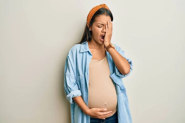 Schöne Hispanische Frau Erwartet Ein Baby Berührt Schwangeren Bauch Gähnen — Stockfoto