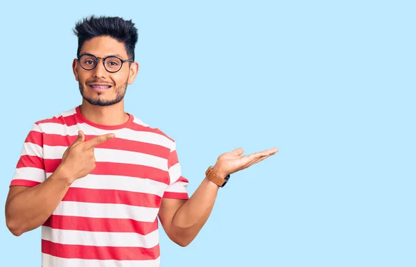 Bonito Jovem Latino Americano Vestindo Roupas Casuais Óculos Espantados Sorrindo — Fotografia de Stock