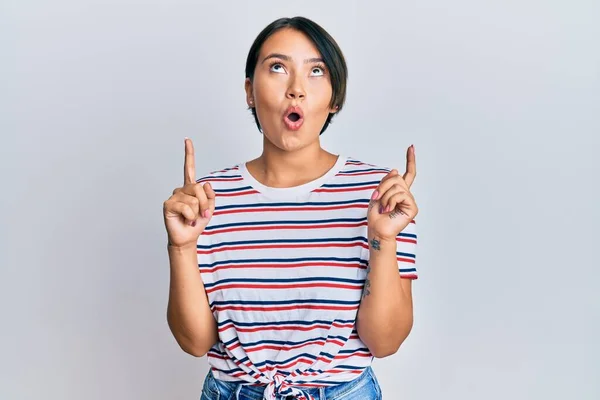 Bella Giovane Donna Con Capelli Corti Indossa Vestiti Casual Stupito — Foto Stock