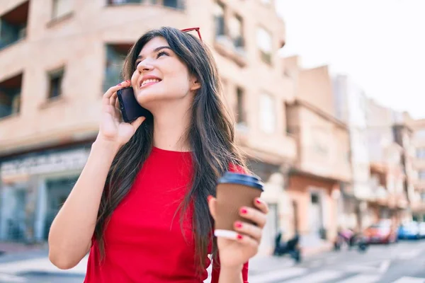 Junge Kaukasierin Spricht Auf Dem Smartphone Und Trinkt Kaffee Zum — Stockfoto