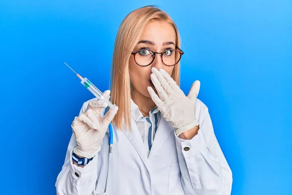 Bella Donna Caucasica Che Indossa Stetoscopio Medico Che Tiene Siringa — Foto Stock