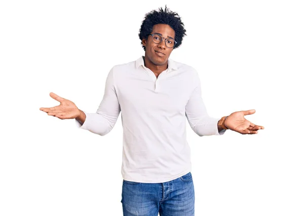 英俊的非洲裔美国男人 留着黑发 穿着休闲装 戴着眼镜 与张开的双臂混淆不清 没有概念 — 图库照片