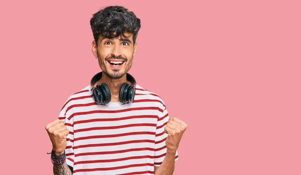 Молодий Іспаномовний Чоловік Слухає Музику Використовуючи Навушники Які Святкують Здивовані — стокове фото