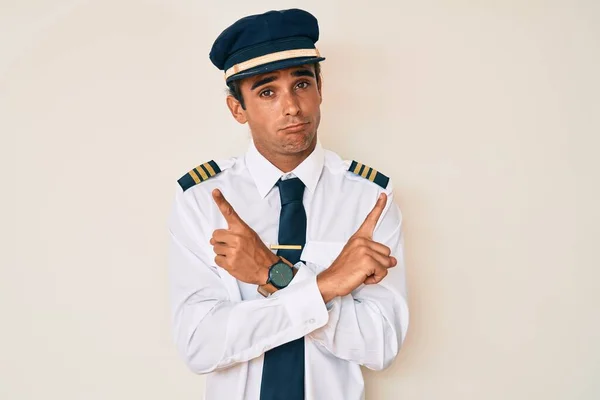 Junger Hispanischer Mann Flugzeugpiloten Uniform Zeigt Mit Fingern Auf Beide — Stockfoto