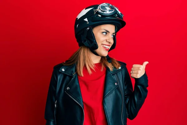 Mulher Jovem Hispânica Usando Capacete Motocicleta Sorrindo Com Rosto Feliz — Fotografia de Stock