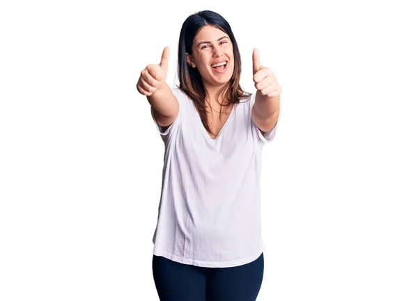 티셔츠를 손으로 긍정적 행동을 승인하는 아름다운 여성이 웃으며 성공을 승자의 — 스톡 사진
