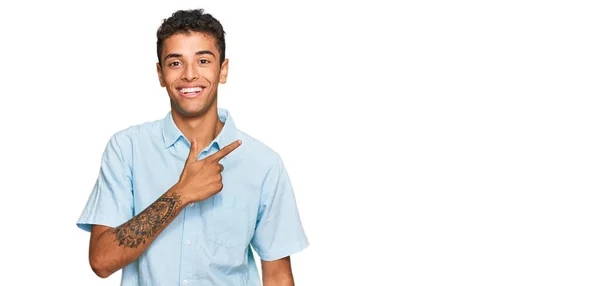 Jovem Bonito Homem Afro Americano Vestindo Roupas Casuais Alegre Com — Fotografia de Stock