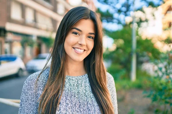Joven Chica Hispana Hermosa Sonriendo Feliz Caminando Ciudad — Foto de Stock