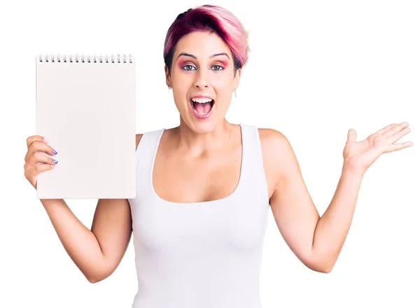 Jovem Mulher Bonita Com Cabelo Rosa Segurando Notebook Celebrando Vitória — Fotografia de Stock