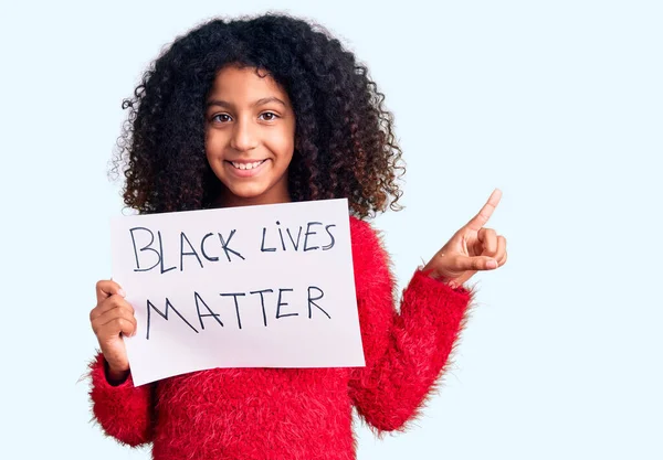 Niño Afroamericano Con Pelo Rizado Sosteniendo Vidas Negras Banner Materia — Foto de Stock