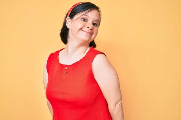 Bruneta Žena Downovým Syndromem Sobě Ležérní Oblečení Vypadá Pozitivně Šťastně — Stock fotografie