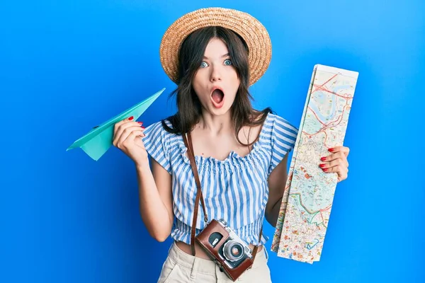 Jovem Bela Menina Caucasiana Segurando Avião Papel Mapa Cidade Com — Fotografia de Stock