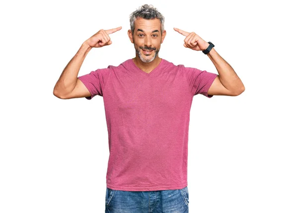 Homem Cabelos Grisalhos Meia Idade Vestindo Roupas Casuais Sorrindo Apontando — Fotografia de Stock