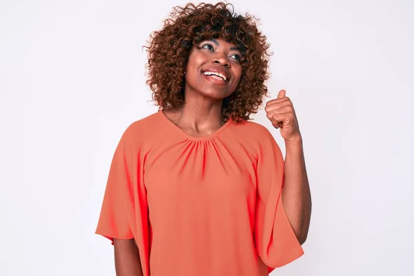 Jong Afrikaans Amerikaans Vrouw Dragen Casual Kleding Glimlachen Met Gelukkig — Stockfoto