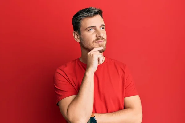 Hombre Caucásico Guapo Usando Camiseta Roja Casual Con Mano Barbilla — Foto de Stock