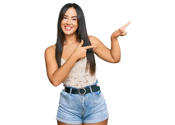 Joven Chica Hispana Hermosa Vistiendo Ropa Casual Sonriendo Mirando Cámara —  Fotos de Stock