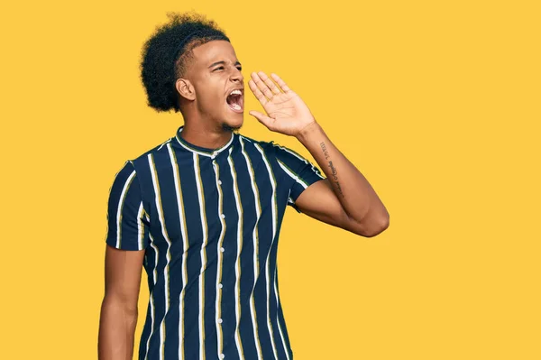 Uomo Afro Americano Con Capelli Afro Indossa Abiti Casual Urlando — Foto Stock