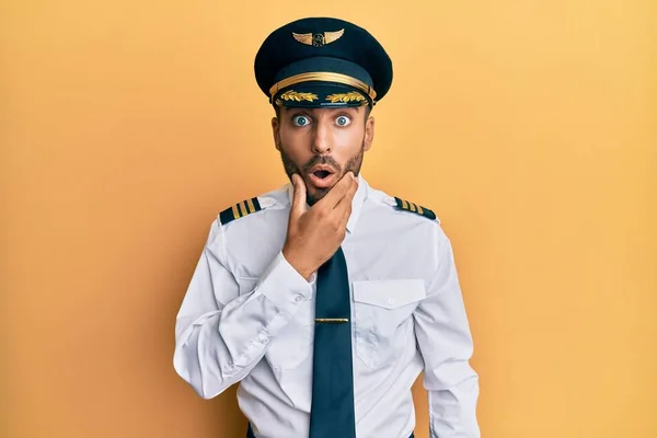 Uçak Pilotu Üniforması Giyen Yakışıklı Spanyol Adam Nançsızlığa Şaşkınlığa Elleri — Stok fotoğraf