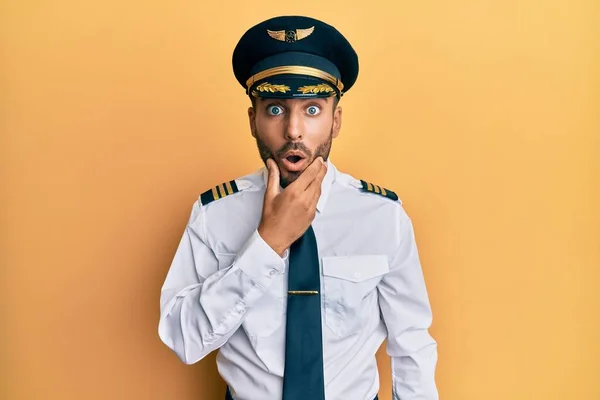 Hombre Hispano Guapo Con Uniforme Piloto Avión Que Fascinado Con —  Fotos de Stock