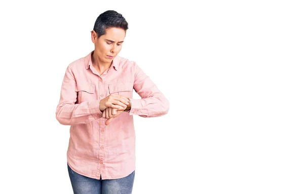 Mujer Joven Con Pelo Corto Con Ropa Casual Comprobar Hora —  Fotos de Stock