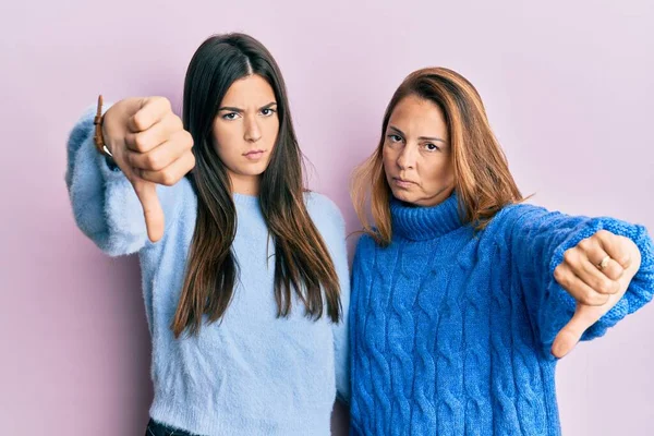 Família Hispânica Mãe Filha Vestindo Camisola Inverno Olhando Infeliz Irritado — Fotografia de Stock