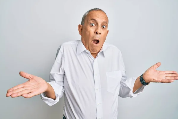 Pohledný Starší Muž Neformální Bílé Košili Bezradný Zmatený Otevřenou Náručí — Stock fotografie