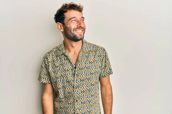 Homem Bonito Com Barba Vestindo Camisa Moda Casual Olhando Para — Fotografia de Stock