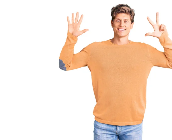 Młody Przystojny Mężczyzna Luźnych Ubraniach Pokazuje Wskazuje Palcami Numer Osiem — Zdjęcie stockowe