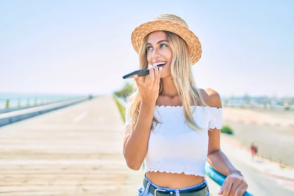 Jovem Menina Turística Loira Enviando Mensagem Áudio Usando Smartphone Passeio — Fotografia de Stock