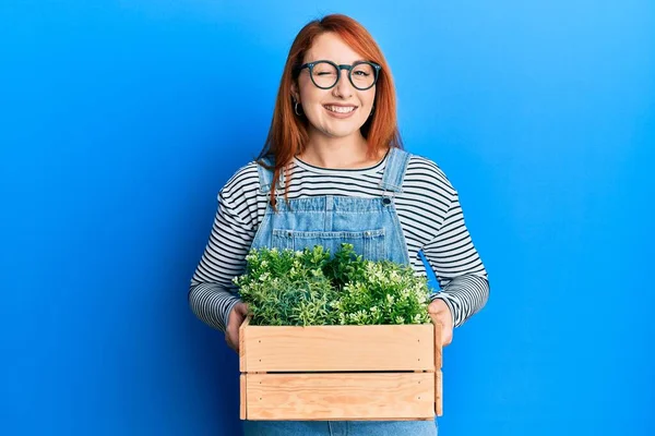 Mooie Roodharige Vrouw Met Houten Plant Pot Knipperen Kijken Naar — Stockfoto