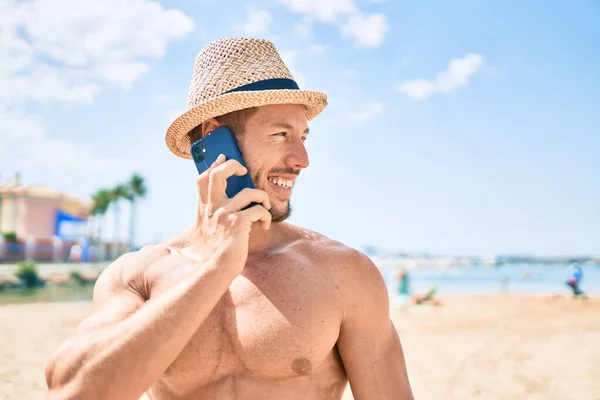 Handsome Fitness Caucasian Man Beach Sunny Day Wearing Summer Hat — Stock Photo, Image