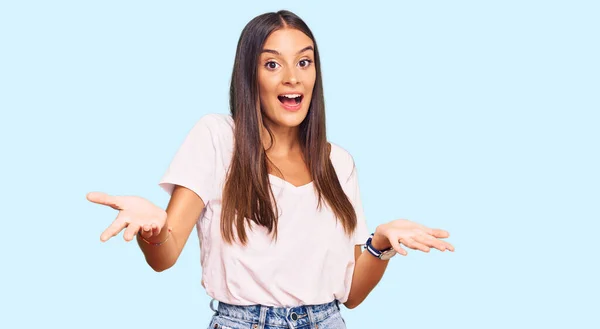 Mujer Hispana Joven Vistiendo Camiseta Blanca Casual Sonriente Alegre Ofreciendo — Foto de Stock