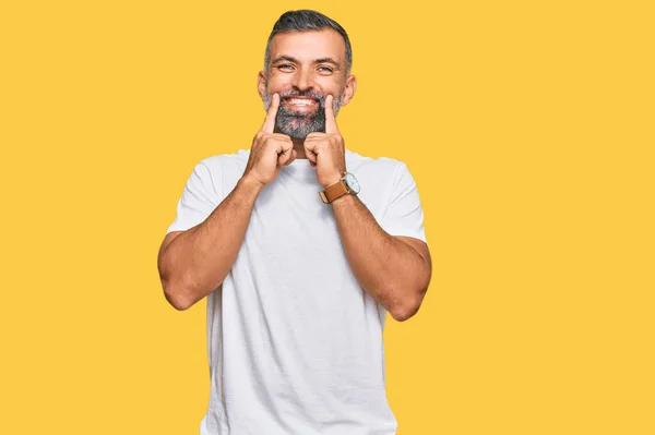 Homem Bonito Meia Idade Vestindo Camisa Branca Casual Sorrindo Com — Fotografia de Stock