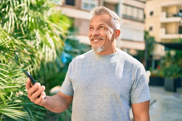 Middelbare Leeftijd Hispanic Grijs Harige Man Glimlachend Gelukkig Met Behulp — Stockfoto