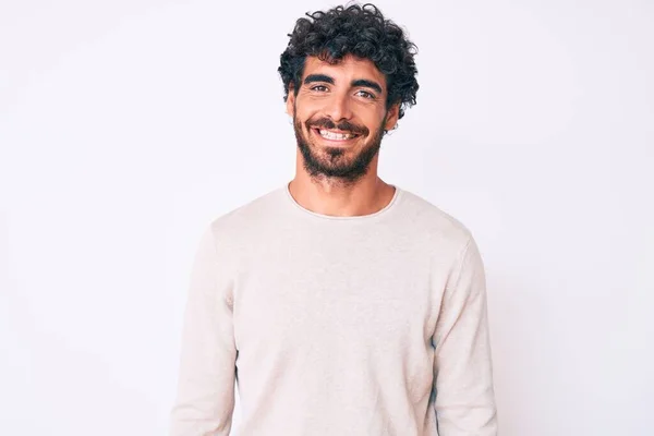 Joven Guapo Con Pelo Rizado Oso Con Suéter Casual Invierno —  Fotos de Stock