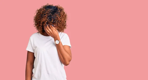 Jonge Afro Amerikaanse Vrouw Draagt Casual Witte Tshirt Moe Wrijven — Stockfoto
