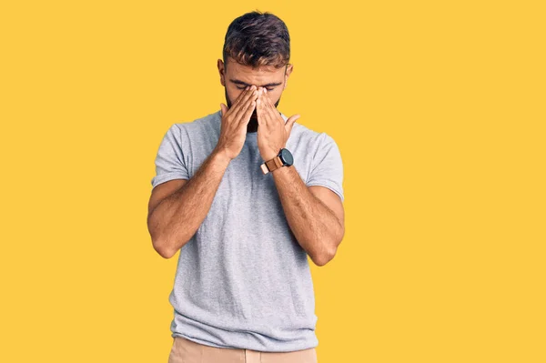 Jonge Latijns Amerikaanse Man Draagt Casual Kleding Wrijven Ogen Voor — Stockfoto