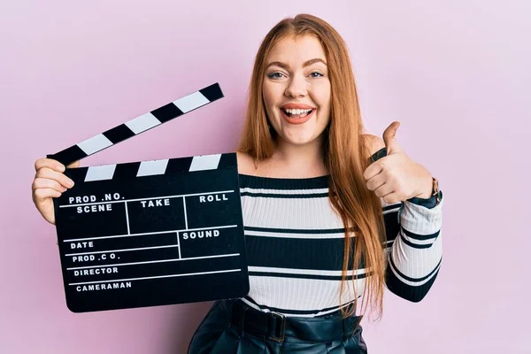 Jeune Belle Rousse Femme Tenant Film Vidéo Clapboard Souriant Heureux — Photo