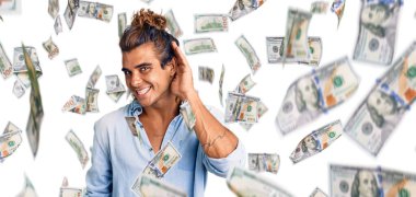 Yaz stili giyinmiş, ağzı kulaklarında gülümseyen genç İspanyol bir adam dedikoduları ya da dedikoduları dinliyor. Sağırlık kavramı.