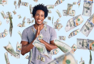 Afro saçlı, sıradan giyinmiş, elleri birarada dua eden, affedilmek isteyen, kendine güvenen yakışıklı Afro-Amerikan bir adam..