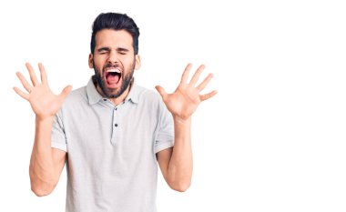 Gündelik polo giyen genç ve yakışıklı bir adam başarının çılgınlığını kolları havada ve gözleri kapalı heyecanla bağırarak kutluyor. Kazanan konsept 