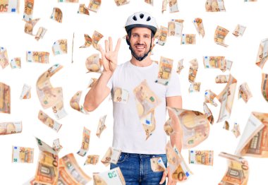 Bisiklet kaskı takan genç yakışıklı dört numarayı gösterip işaret ederken kendinden emin ve mutlu bir şekilde gülümsüyor..