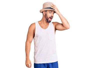 Gündelik yaz şapkası takan Latin asıllı genç bir adam bir hata yüzünden el ele tutuşup şaşırdı. Hatayı unutma. Unuttum, kötü hafıza kavramı. 