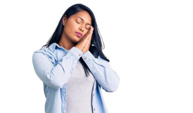 Uzun saçlı İspanyol kadın rahat bir kot ceket giyer, uyur, uyur, hayal kurar, elleriyle poz verir, gözleri kapalı gülümserdi.. 