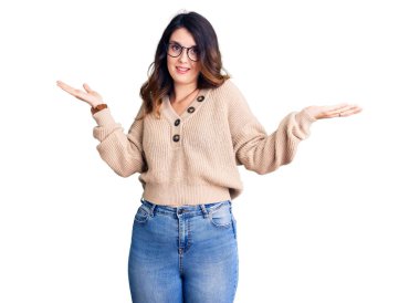 Güzel, genç, esmer bir kadın. Sıradan kıyafetler ve gözlük takıyor. Hiçbir şeyden haberi yok. şüphe kavramı. 