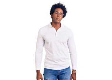 Afro saçlı, gözlüklü, uykulu, yorgun, bitkin, akşamdan kalma, tembel gözlü yakışıklı Afro-Amerikalı bir adam.. 