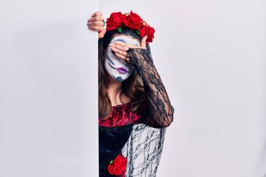 Ölü âdetlerin olduğu gün takan genç bir kadın elinde boş pankartla gözlerini kapayarak ciddi ve üzgün görünüyor. Görme, saklama ve reddetme konsepti 