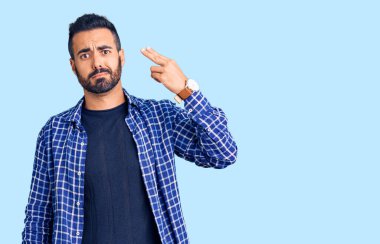 Gündelik giysiler giymiş genç İspanyol bir adam kendini vuruyor ve öldürüyor. Elini ve parmaklarını silah gibi kullanıyor. İntihar jesti.. 