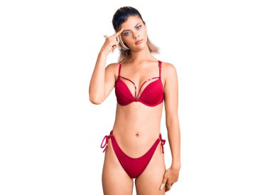 Bikini giyen genç ve güzel bir kadın alnındaki sivilceden dolayı mutsuz, siyah başlıklı çirkin bir enfeksiyon. sivilce ve deri problemi 